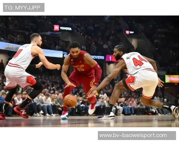 老队友重聚骑士公牛赛前米切尔阿伦与奥科罗亲切交流回忆往昔 老队友重聚骑士公牛赛前米切尔阿伦与奥科罗亲切交流回忆往昔